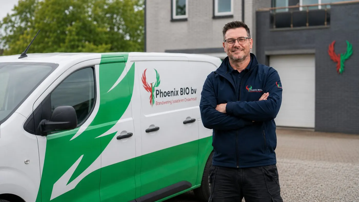 Phoenix BIO monteur bij een bedrijfsbus